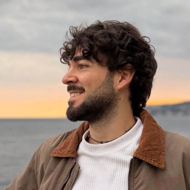 Fabio Staiano davanti al mare, al tramonto